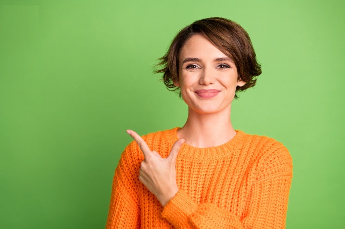 Moça de cabelo curto apontando para legenda Personal Branding Consultoria, fundo verde
